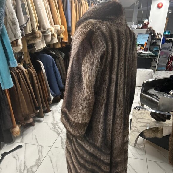 Racoon, full length coat, drop skin, barely warn, size XXL, 6000 PRELOVED 1495 - Picture 2 of 4